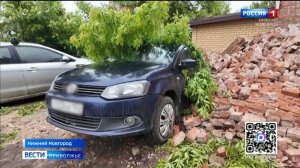 Кирпичная стена рухнула на припаркованный автомобиль в Нижнем Новгороде