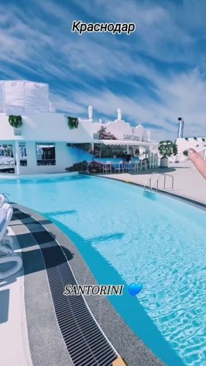Очень крутая резиденция в стиле греческого острова Santorini: белоснежный интерьер, голубые бассейны