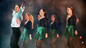 Ирландский танец в стиле степ она танцует, у елки у рождественской, и каждый, кто увидел, восхитится