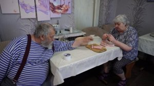 Не дам сосиску! ДАЖЕ НЕ ПРОСИТЕ Мама готовит на кухне мясное рагу Мы с папой ей помогаем