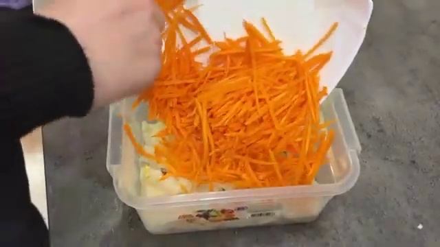 Очень вкусные кальмары по-корейски с маринованной морковью. Обзор приготовления. смотреть онлайн