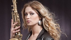 На саксофоне так красавица играет мастерски, красивый летний пейзаж и... Жизнь Прекрасна