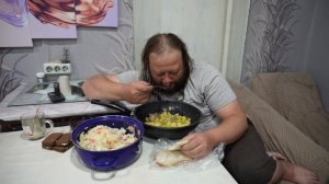 СЫНОК ВКУСНО КУШАЕТ КАШУ ПРИГОТОВЛЕННУЮ МАМИНЫМИ ЗАБОТЛИВЫМИ РУКАМИ