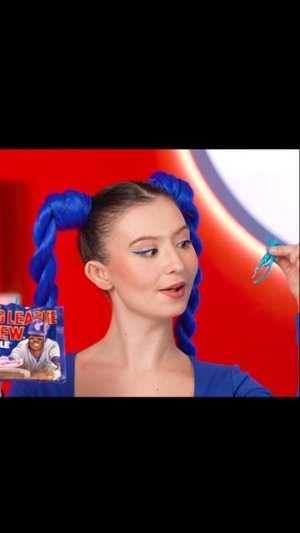 Девочка не хочет делиться со своей подругой.