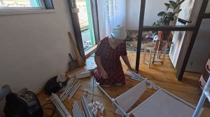 Женщины могут все. Собираю стеллаж.