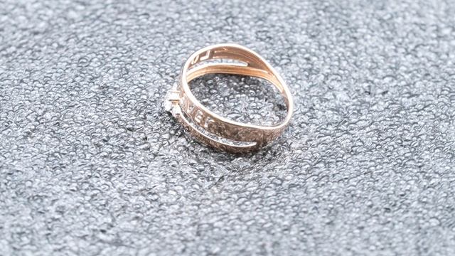 Кольцо золотое  (1,36 г, Золото, 585, вставка 0,043 г) код 226713