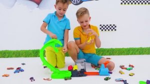 Влад и Ники играют в машинки Hot Weels