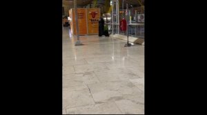 В аэропорту Мадрида люди спят на полу