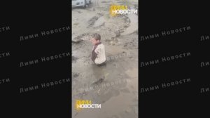 В Амурской области, ребенок чуть не утонул в грязи посреди дороги, около собственного дома.