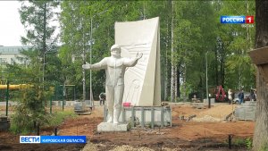 В Белой Холунице сквер у памятника летчику-испытателю приводят в порядок