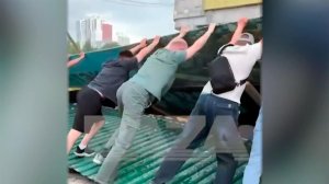 В Екатеринбурге несколько человек пострадали в результате сильнейшего урагана.