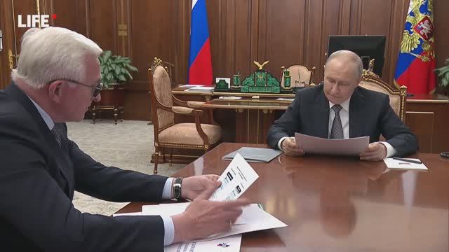 1_Путин_проводит_совещание_с_Шохиным смотреть онлайн
