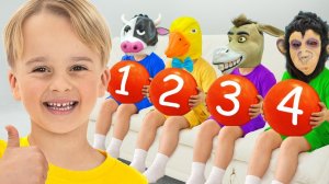 Дети учат цифры и играют с масками животных