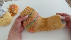 ВЯЗАЛЬНЫЙ ЭПИЗОД # 11. ТРИ ГОТОВЫЕ РАБОТЫ, ТОП ,, КУВШИНКИ,, И НОСОЧКИ. БОЛТАЛКА