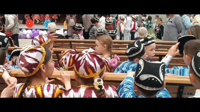В Оше прошел концерт-фестиваль "Весна в наших сердцах" смотреть онлайн