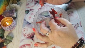 Что ему в вас нравится 💞гадание на свече