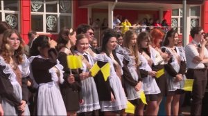 Вальс выпускников станцевали югорские одиннадцатиклассники