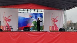 На выставке трофейной военной техники Лещинская Виктория исполнила песню «За нас«И. Дубцовой 24г
