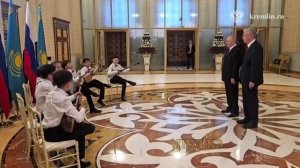 Уровень гостеприимства: Астана. Вместо привычного официоза Путина и Токаева встретили мощным звучани