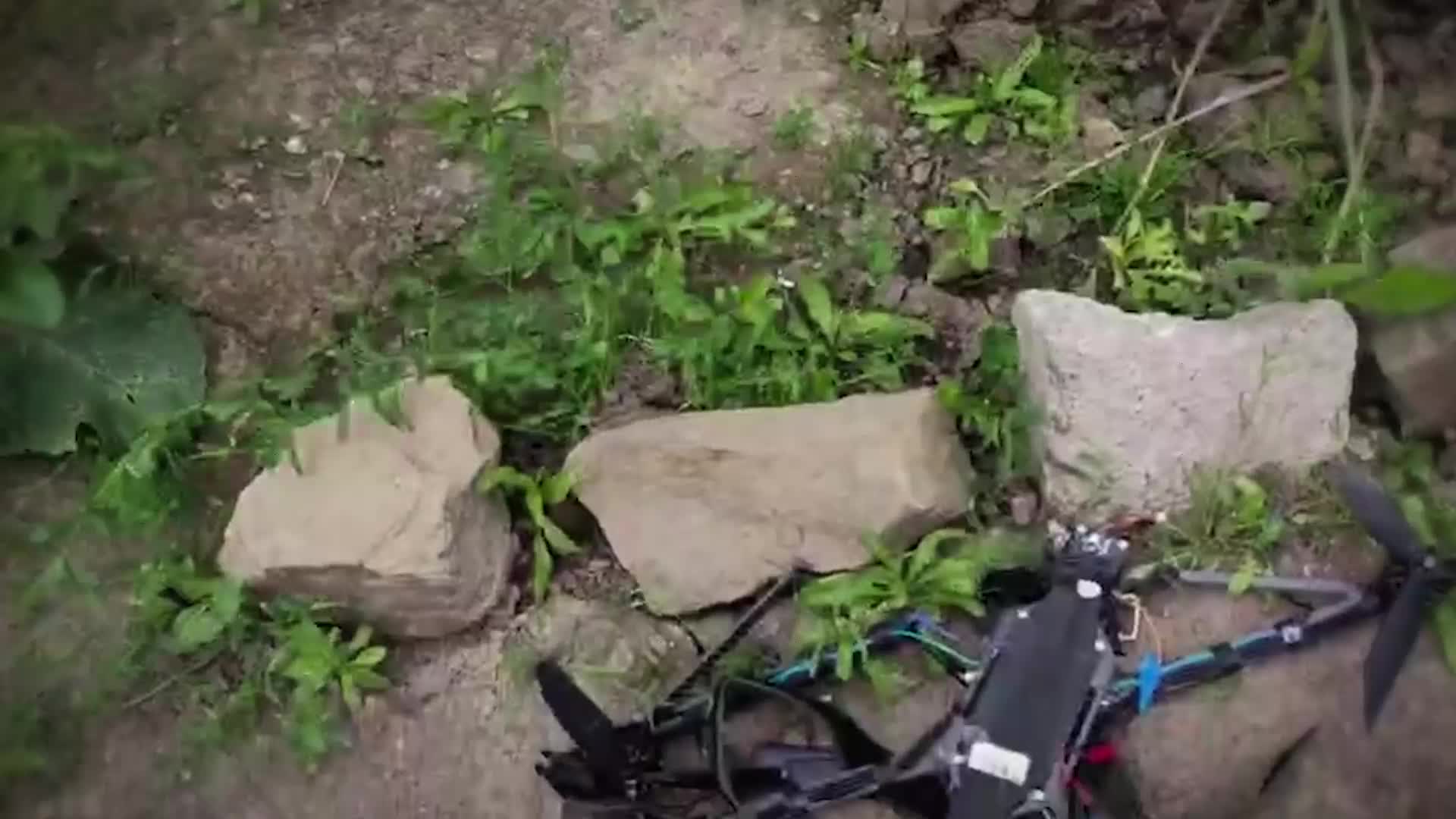 ⚡FPV-дрон, которым украинские террористы пытались атаковать мирных граждан в Горловке. смотреть онлайн
