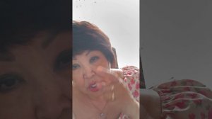 Белое платье и ботинки мужские ..к чему это?