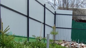 Установка сетки на забор от змей