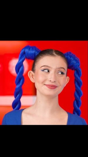 Девушка съела острый перец и чуть не обжигала себя.
