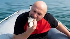 Никита Рябков из Гомеля ест рыбку🐠