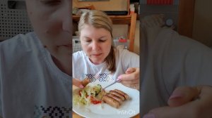 Поздний обед: жареные колбаски для гриля, овощной салат