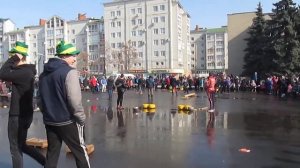 Дети участвуют в развлекательной игре Полоса препятствий на Масленице в Семилуках (08.03.2019)