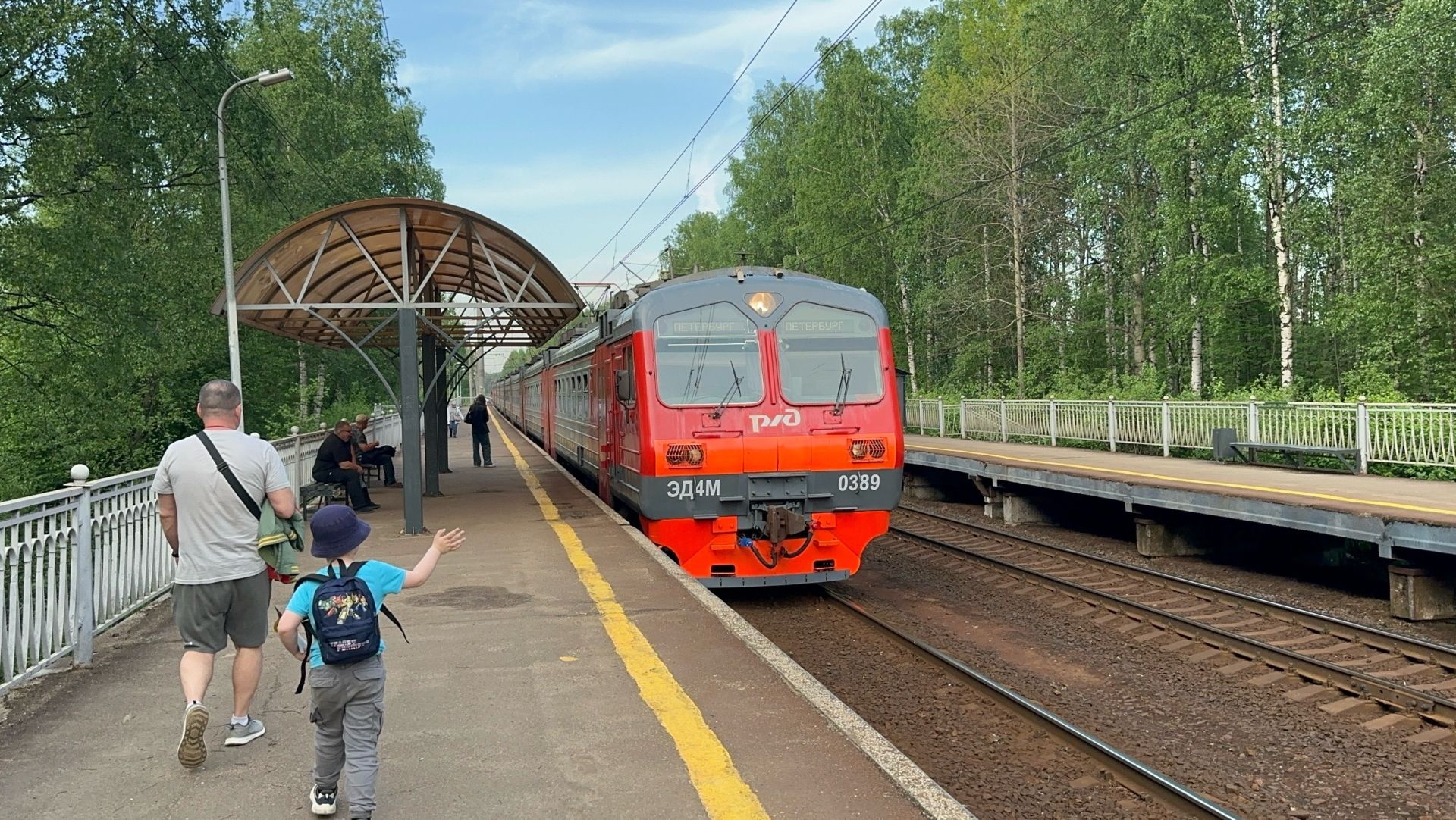Электропоезд ЭД4М-0389 на пл.Пост Ковалёво и ст.Ржевка, май 2026 года смотреть онлайн