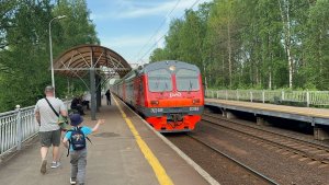 Электропоезд ЭД4М-0389 на пл.Пост Ковалёво и ст.Ржевка, май 2026 года