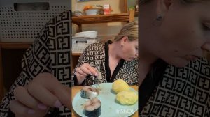 Мукбанг. Скумбрия с картошечкой и лучком