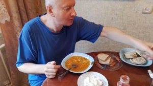 Пролил суп. Но ем с аппетитом.