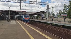 «Экспресс» № 4 из Москвы в Петербург с электровозом ЧС6-028 проследует Обухово майским утром