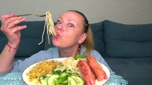 Мукбанг вкуснейший макароны спагетти с сосисками, капуста тушеная, салат огуречнный. Еда вкуснота.