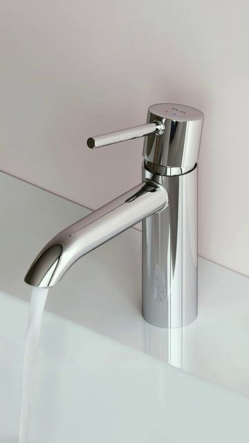 Мудборд лета: вода, солнце, сандалии, SPF.