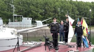 Церемония поднятия флагов на речном бронекатере «Шмель» в День пограничника в Москве