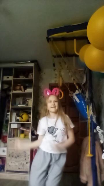 трендовый танец ещё один)))