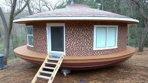 Японский круглый дом и мастерская построенная одним человеком.