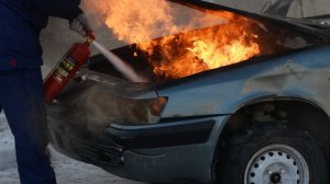 Пожарный в отпуске потушил полыхающий автомобиль в Тюмени