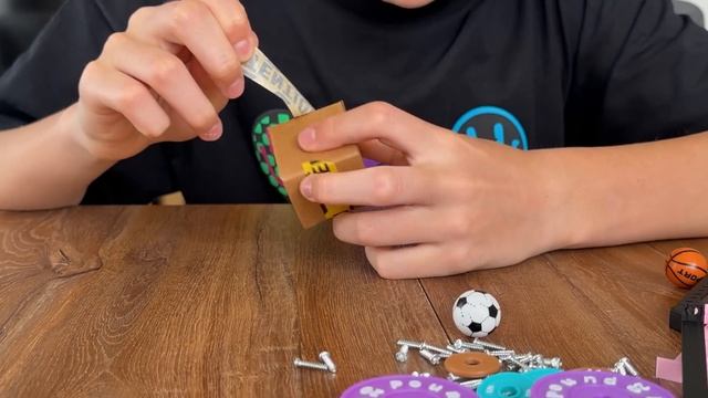 Грузовики марки Mark и Mini в масштабе 1_18 перевозят тяжелую технику смотреть онлайн