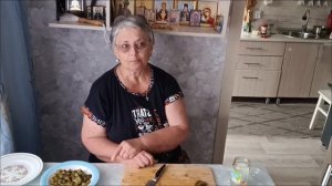 28.05.26. Внук завтракает. Готовлю пиццу.