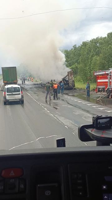 Фура сгорела на дороге смотреть онлайн