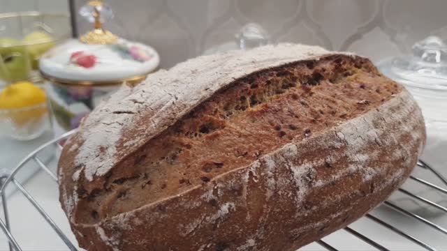 Ароматнейший, вкуснейший хлеб на закваске с семенами льна. Тесто ночной расстойки в холодильнике.🌞 смотреть онлайн