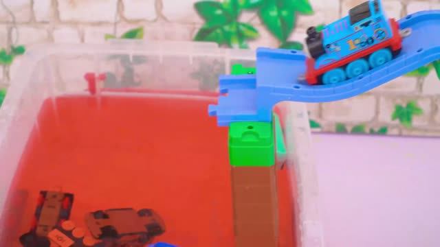 СПУСК В ВОДУ! 🌊 50 машинок Tomica System летят с горки