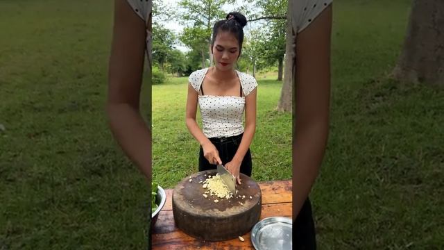 Потрясающий рецепт жареной лапши с яичницей-глазуньей.