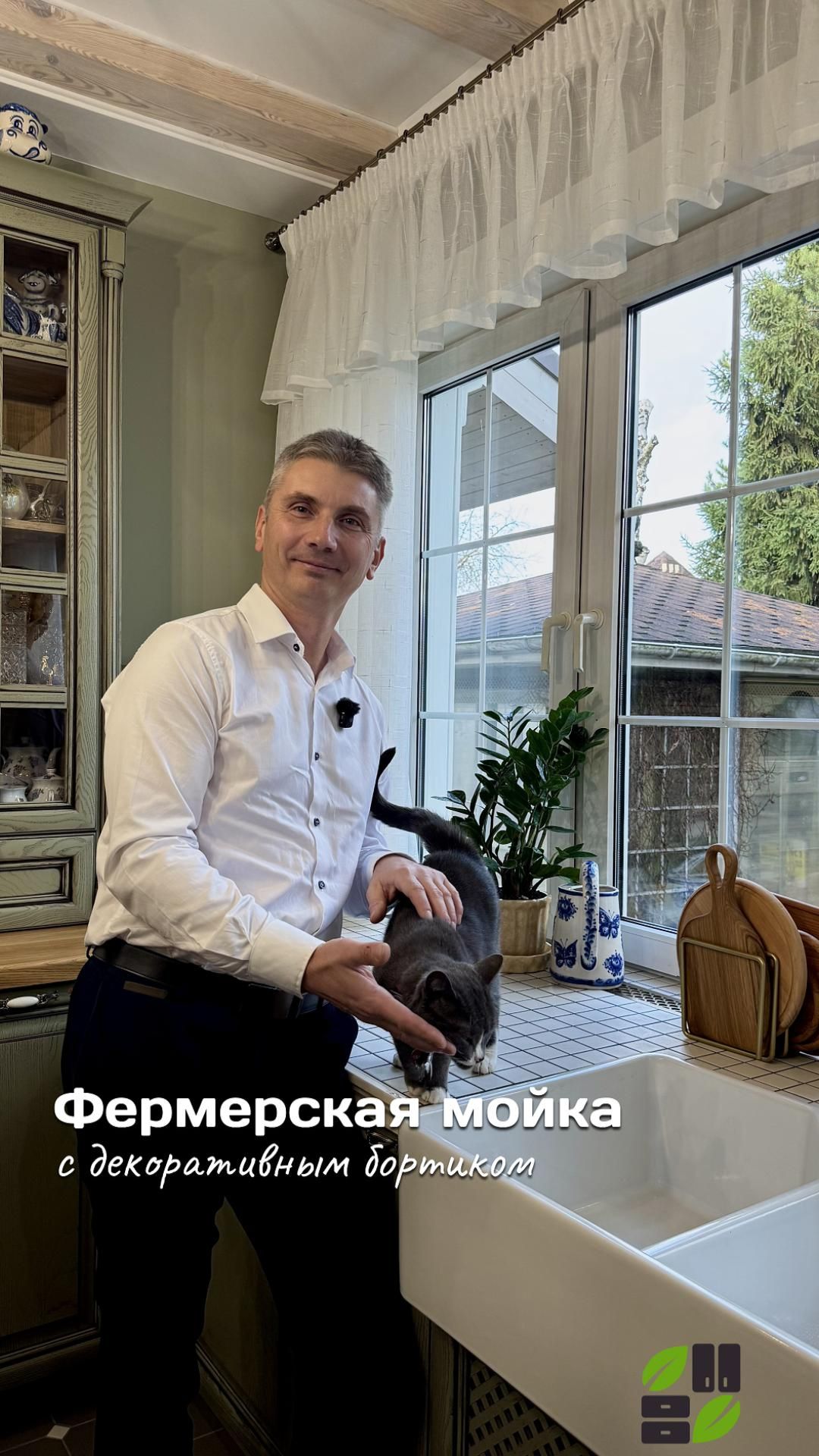 Фермерская мойка на кухне Торино с фасадами из массива дуба.