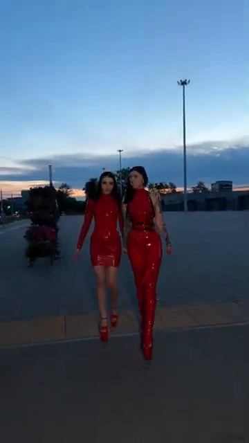 BRUNETTES IN RED LATEX [1080p].mp4 смотреть онлайн