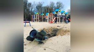 Опять удар по детям,Киев ударил по детской площадке в Херсоне, где пострадала семья с двумя детьми и